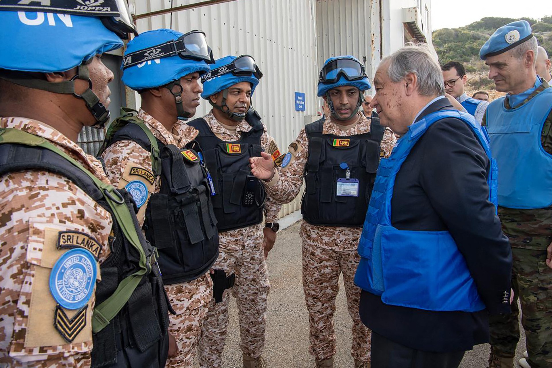 Lebanese army urges residents to wait before returning to southern areas