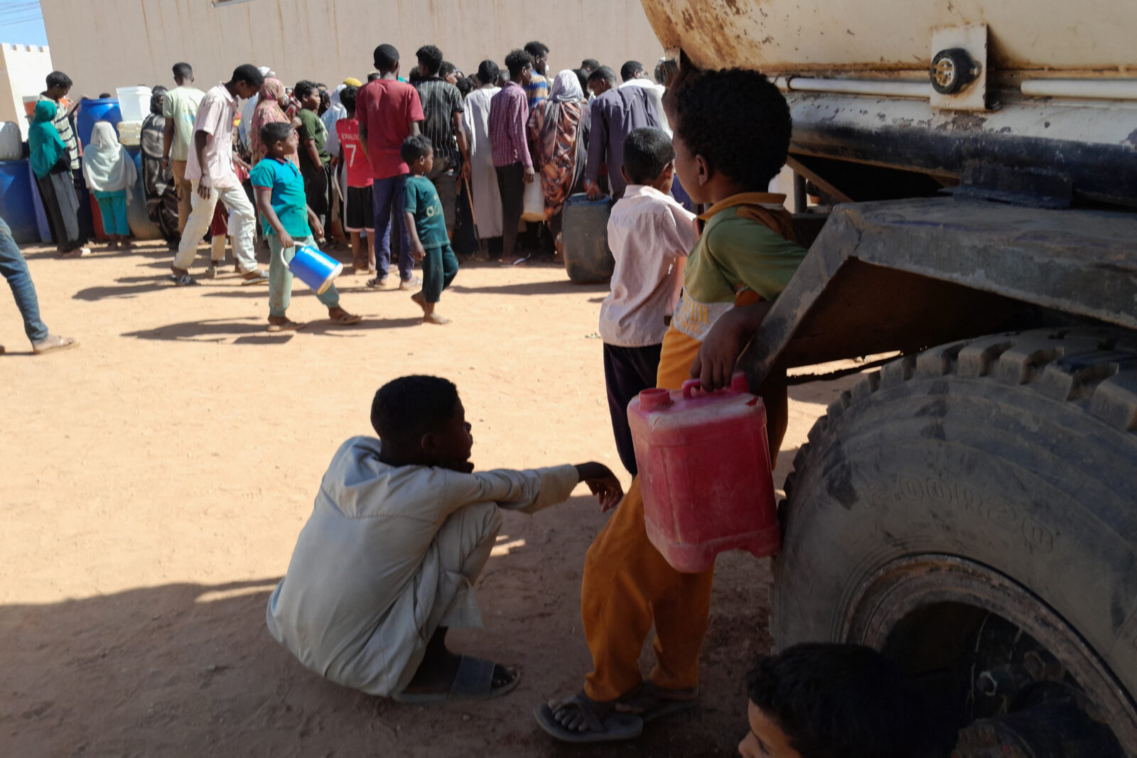 People queue for water in Omdurman, the Sudanese capital's twin city, during battles between the Sudanese military forces and paramilitary Rapid Support Forces (RSF), on January 17, 2025 (AFP Photo)
