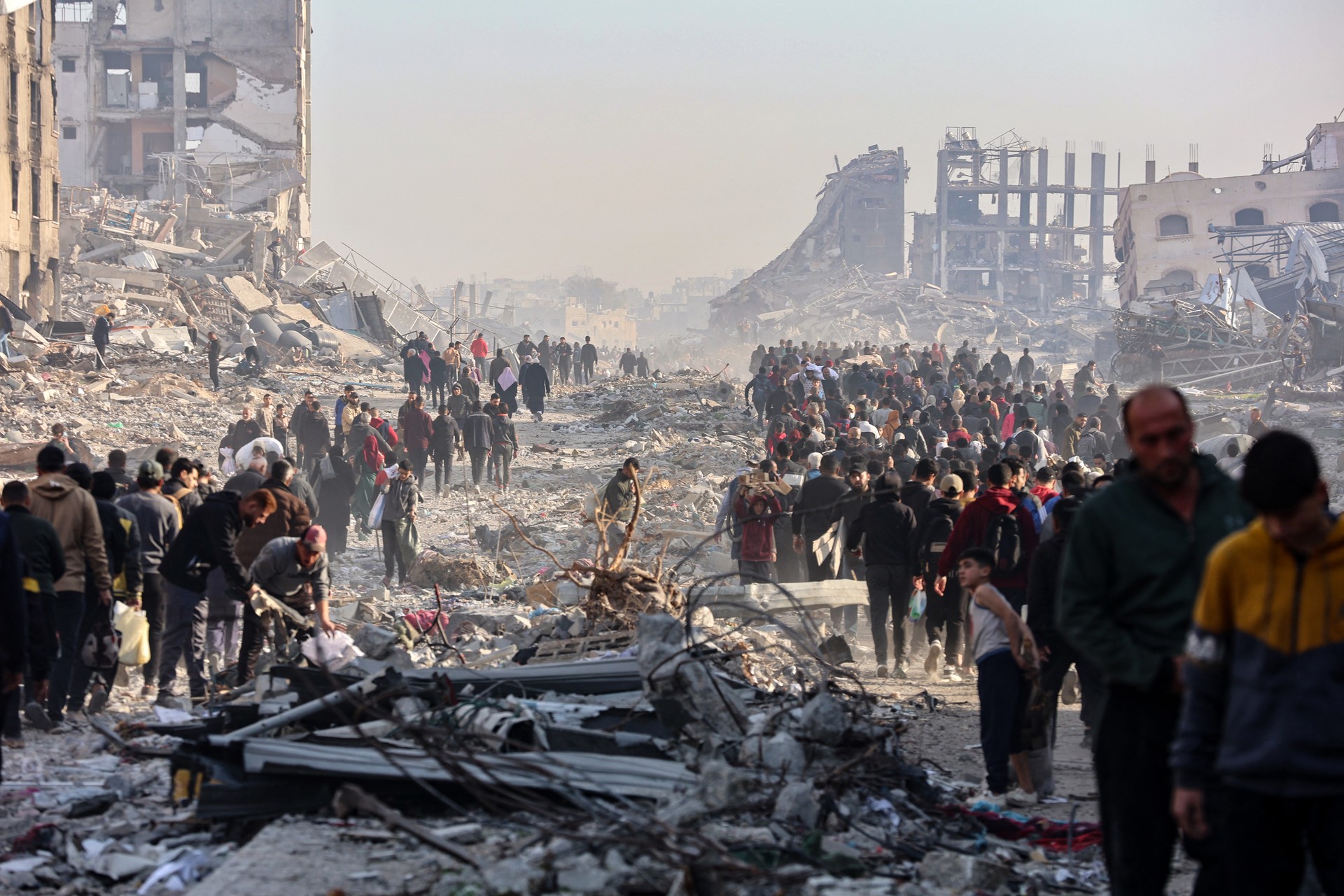 Thousands of displaced Gazans return to homes as cease-fire begins