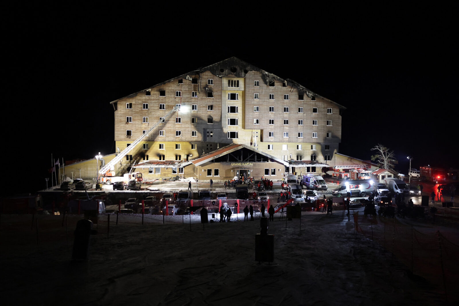 Search and rescue teams work at the site of a fire that broke out in a hotel in the Kartalkaya Ski Resort in Bolu, northwestern Türkiye, on Jan. 21, 2025. (AFP Photo)