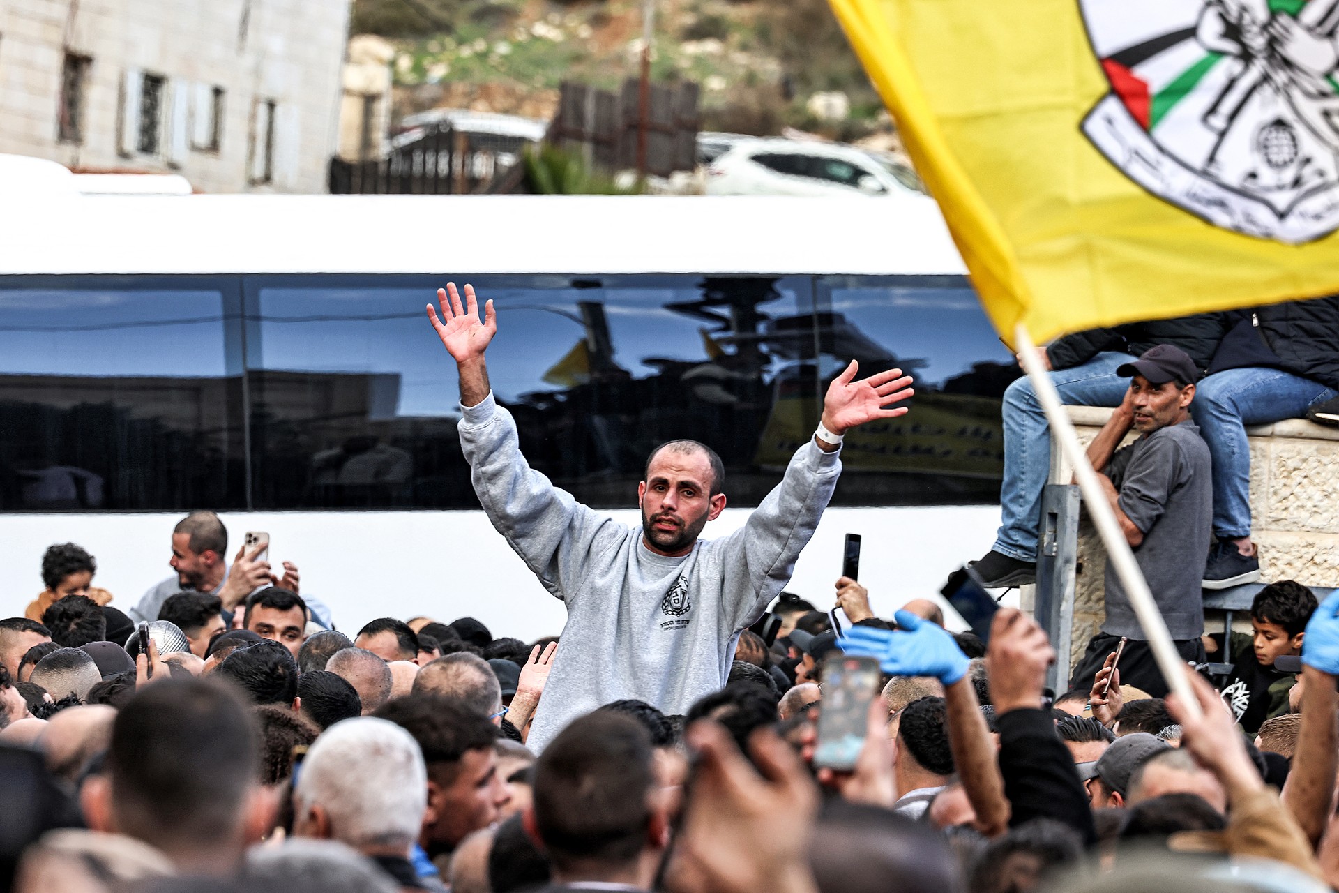 Gaza ceasefire sees 200 prisoners freed, 4 hostages returned in second phase
