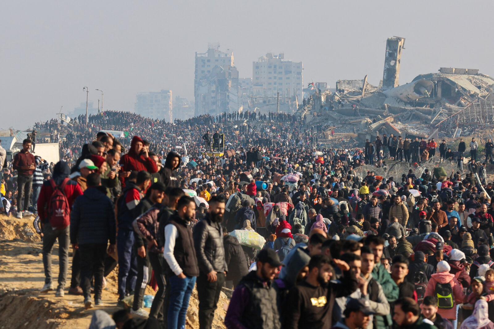 Displaced Gazans cross the Netzarim corridor from the southern Gaza Strip into Gaza City on Jan. 27, 2025. (AFP Photo)