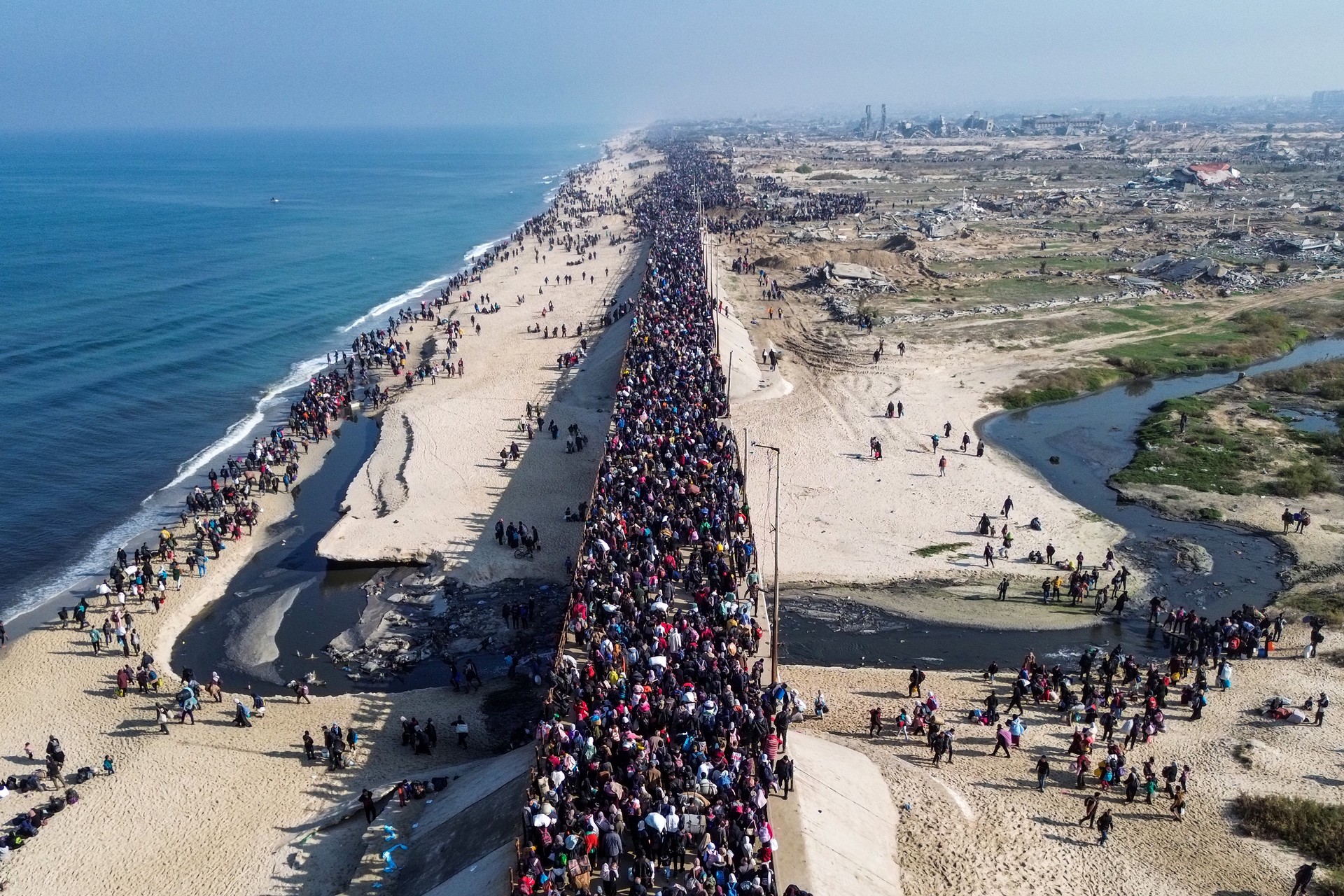 Over 300,000 Palestinians head back to northern Gaza amid ceasefire