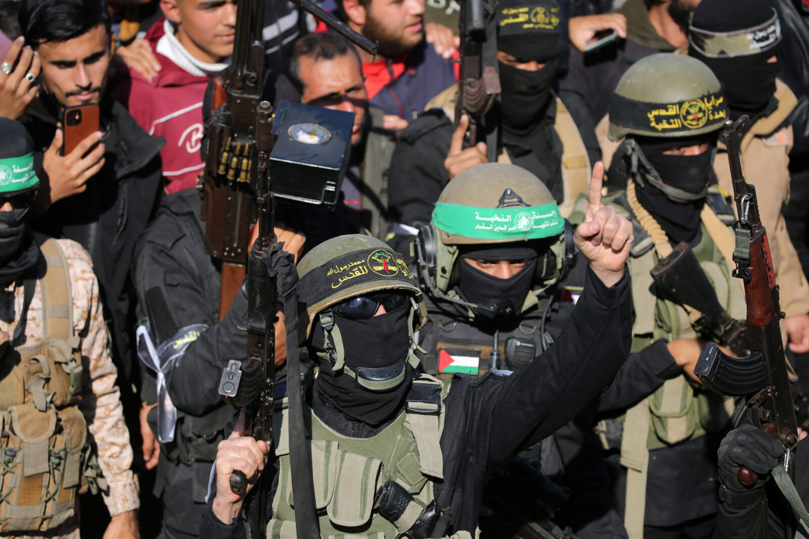 Palestinian Hamas members form a human chain in front of the crowd gathered near on Jan. 30, 2025. (AFP Photo)