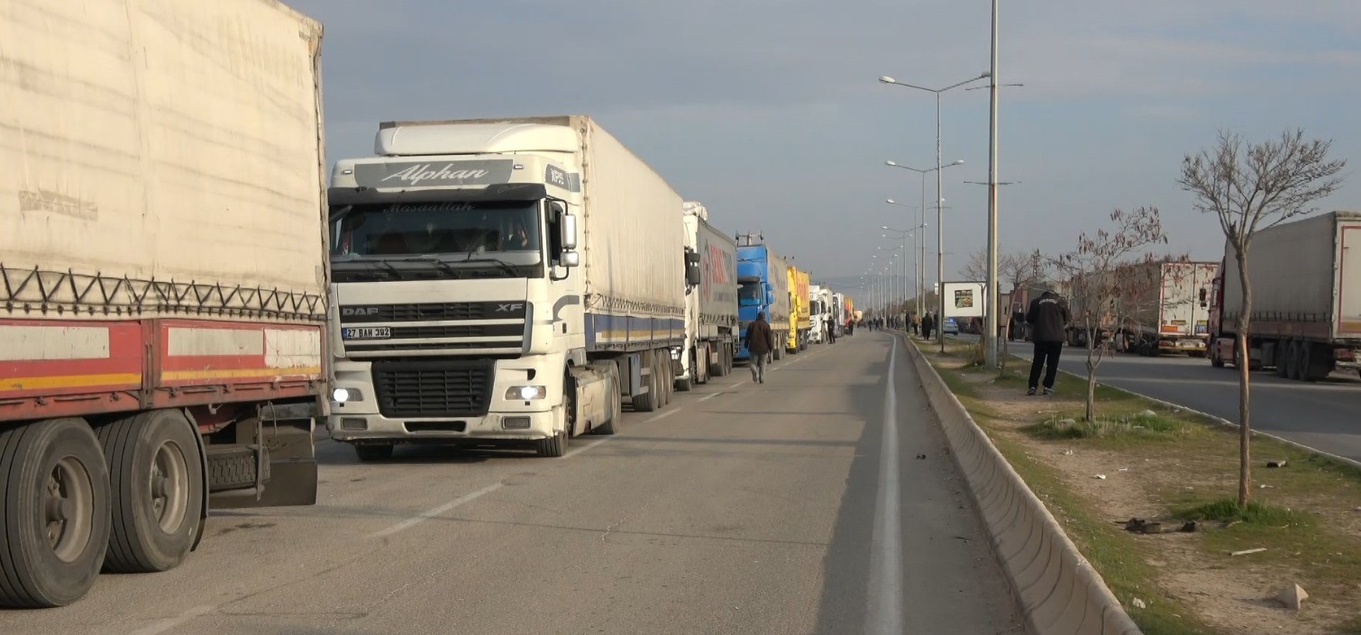 Thousands of trucks and trailers remain stranded due to Syria's recent customs tax hike, leaving exporters in turmoil at Oncupinar Border Gate in Kilis, Türkiye, on Jan. 15, 2025. (IHA Photo)