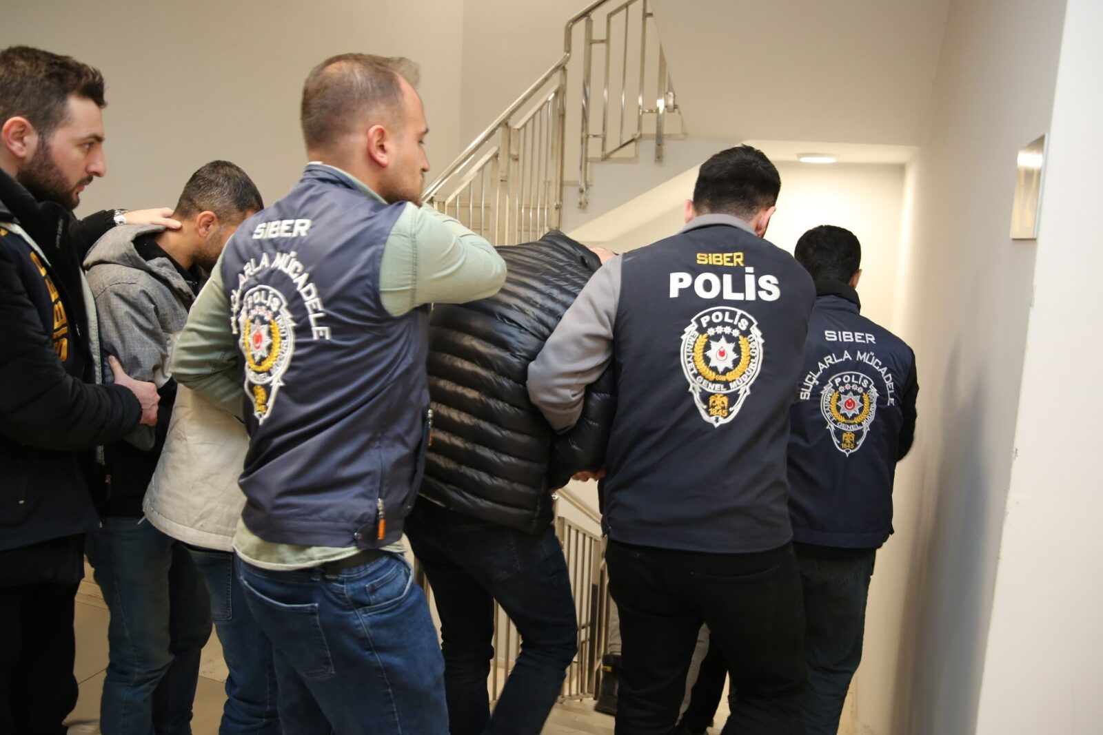 Authorities arrested 43 suspects in Kocaeli and six other provinces for running a fake pet adoption scam, allegedly taking shipping and insurance fees from victims, Kocaeli, Türkiye, Jan. 27, 2025. (IHA Photo)
