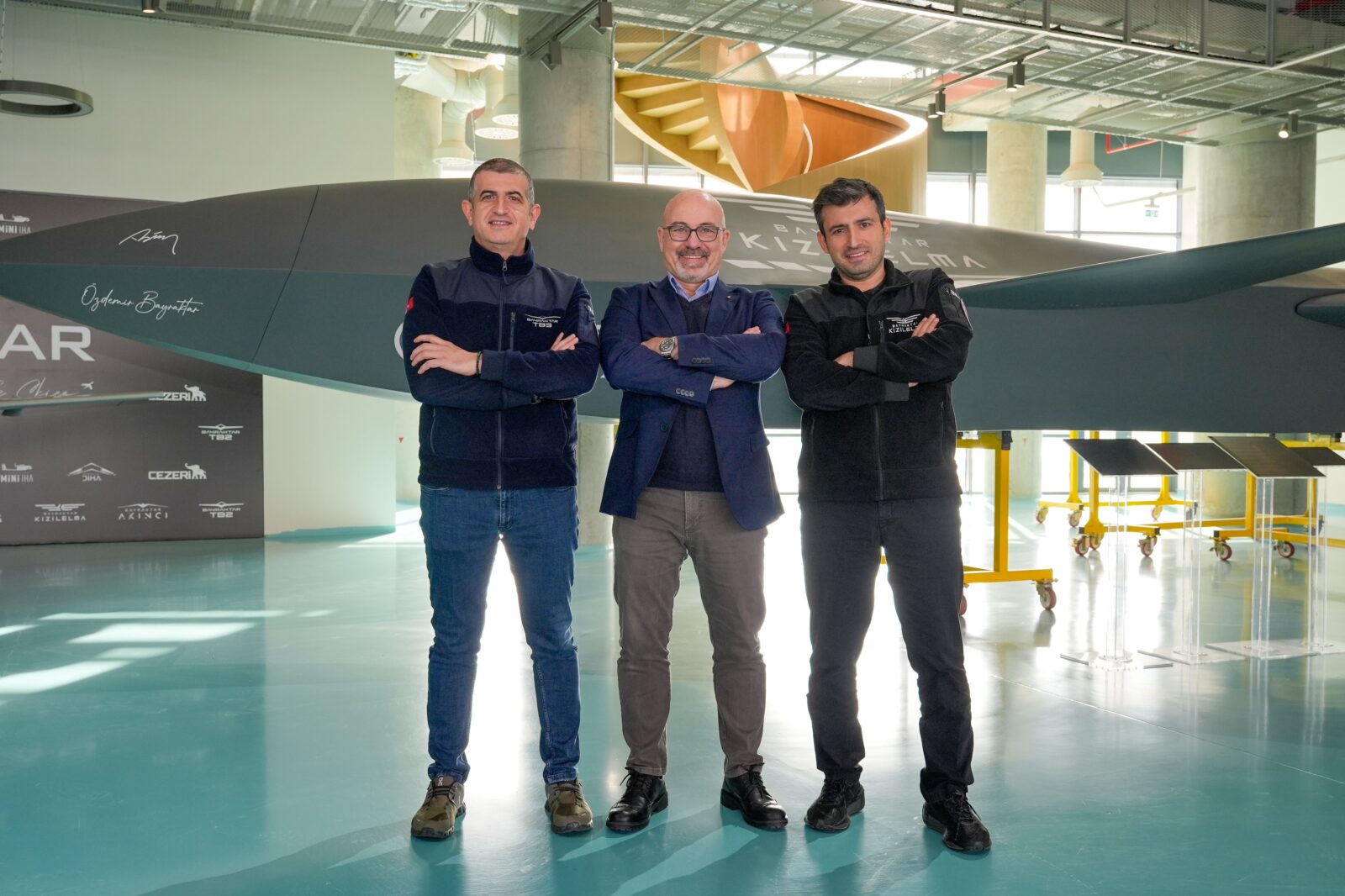 Roberto Cingolani (C), chief executive officer (CEO) of Leonardo, Italy's leading aerospace and defense industry company, Baykar Chairman Selcuk Bayraktar (R) and Baykar CEO Haluk Bayraktar (L) in Türkiye. (X Photo)