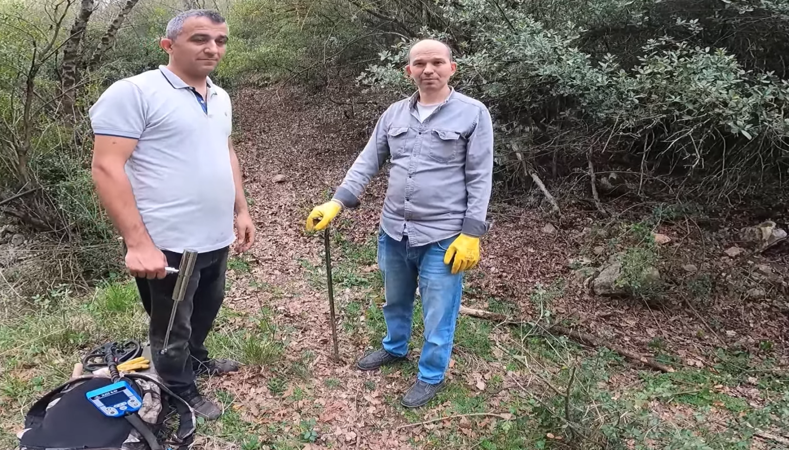 Many illegal treasure hunter channels on YouTube feature hunters searching for treasures using prohibited tools, without hiding their faces, and destroying nature and historical sites. (Photo via YouTube)
