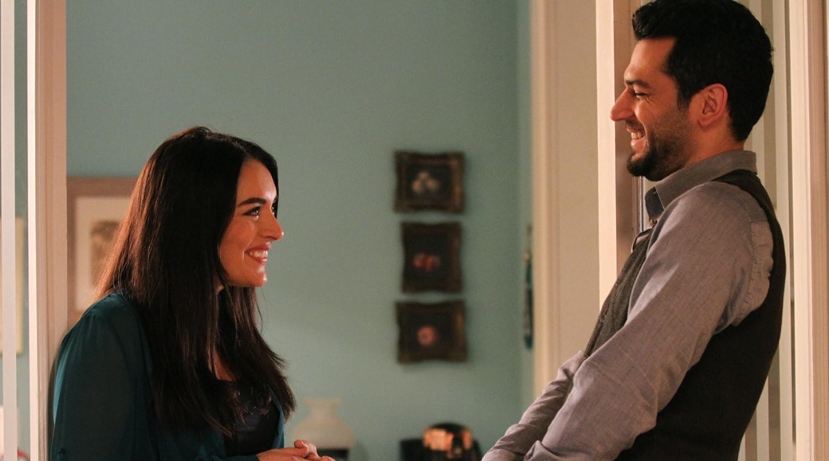 Murat Yildirim and Ezgi Mola in Kocan Kadar Konus, 2015. (Photo via IMDb)
