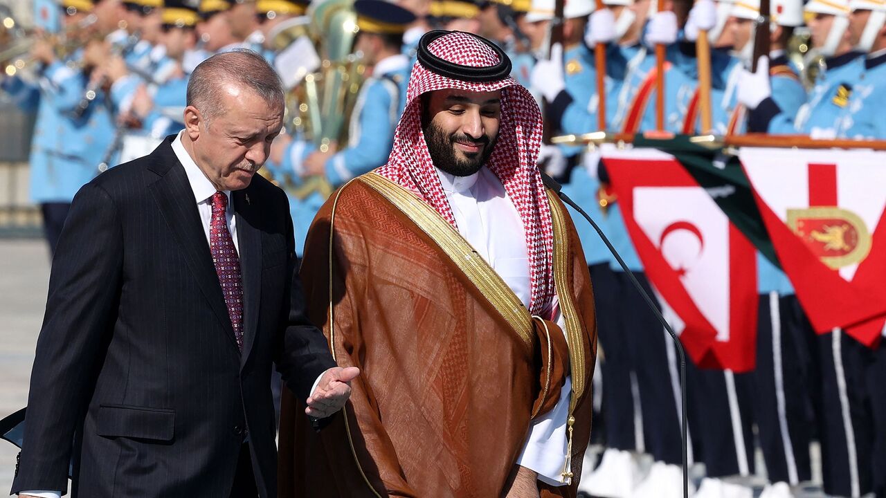 President Recep Tayyip Erdogan (L) gestures as he welcomes Crown Prince of Saudi Arabia Mohammed bin Salman (R) during an official ceremony at the Presidential Complex in Ankara, on June 22, 2022. (AFP Photo)