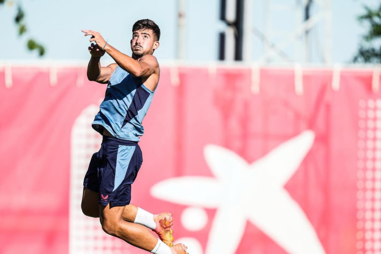 Kike Salas renews contract with Sevilla until 2029, December 26, 2024. (Photo via Instagram / @kikesalas_)