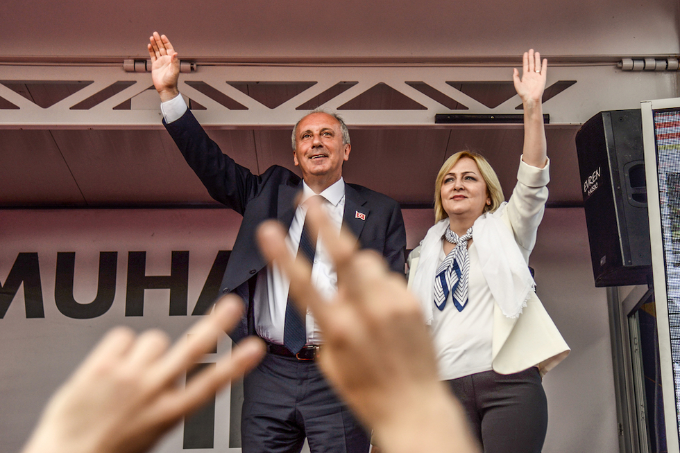 Presidential candidate of Türkiye's main opposition Republican People's Party (CHP), Muharrem Ince (L) and his wife Ulku Ince, wave to supporters during a campaign meeting in Diyarbakir on June 11, 2018. (AFP Photo) 