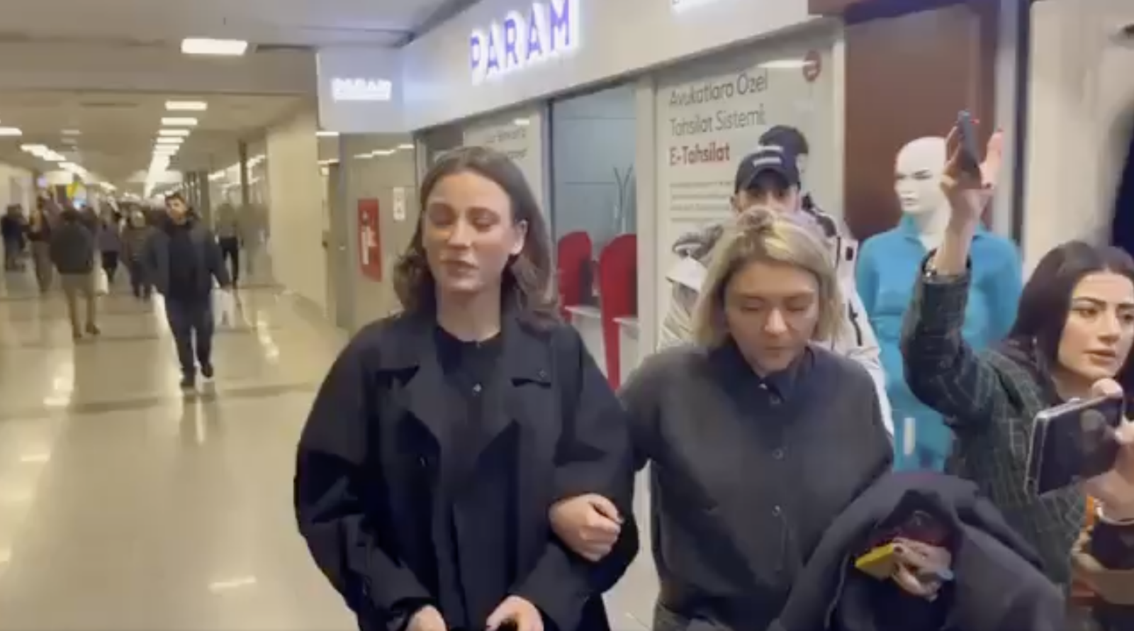 Serenay Sarikaya arrives at the Istanbul courthouse to give testimony in a high-profile investigation into monopolization claims in Türkiye’s entertainment industry, Türkiye, Jan. 15, 2025. (Photo via X)