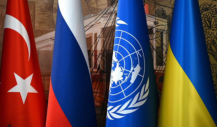 The Turkish national flag (L-R), Russian national flag, United Nations flag and the Ukrainian national flag in Istanbul, Türkiye, July 22, 2022. (AFP Photo)