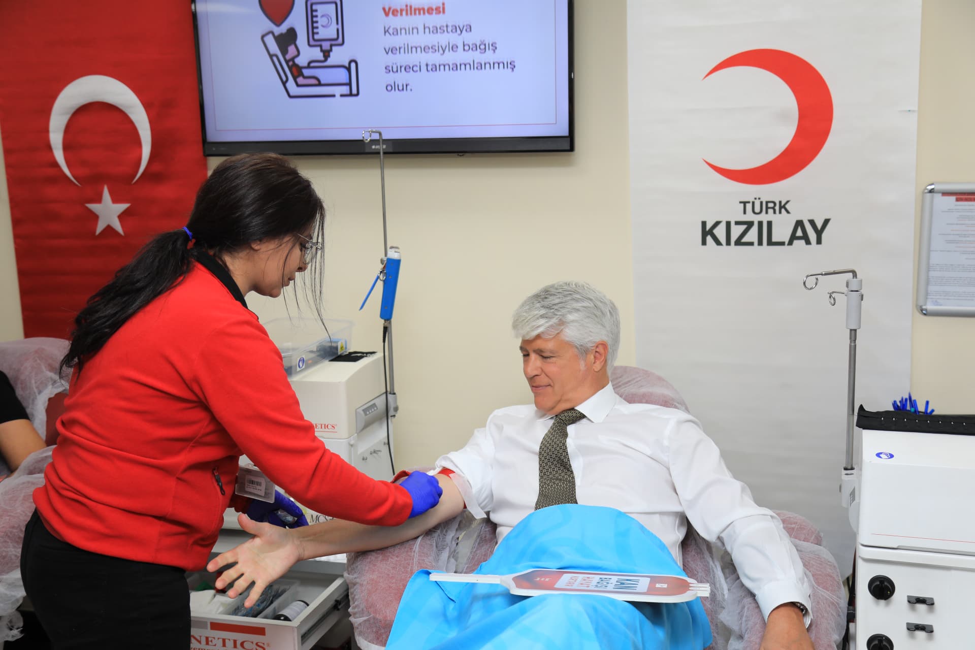 Swiss ambassador donates blood to Turkish Red Crescent
