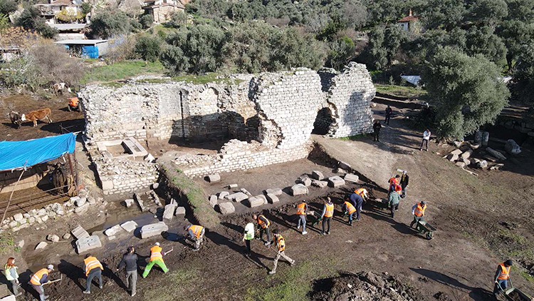 Archaeologists and workers excavating the Roman-era bath site in the ancient city of Heraclea, Milas, Türkiye, Jan. 2, 2025. (AA Photo)