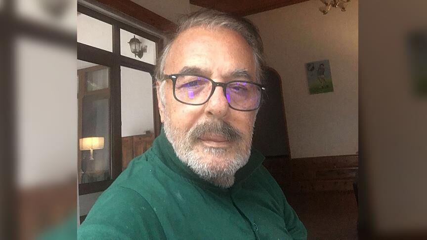 Ferdi Tayfur in a casual setting, wearing glasses and a green shirt, reflecting his later years of a modest lifestyle in Marmaris. Jan. 6, 2024. (Türkiye daily)