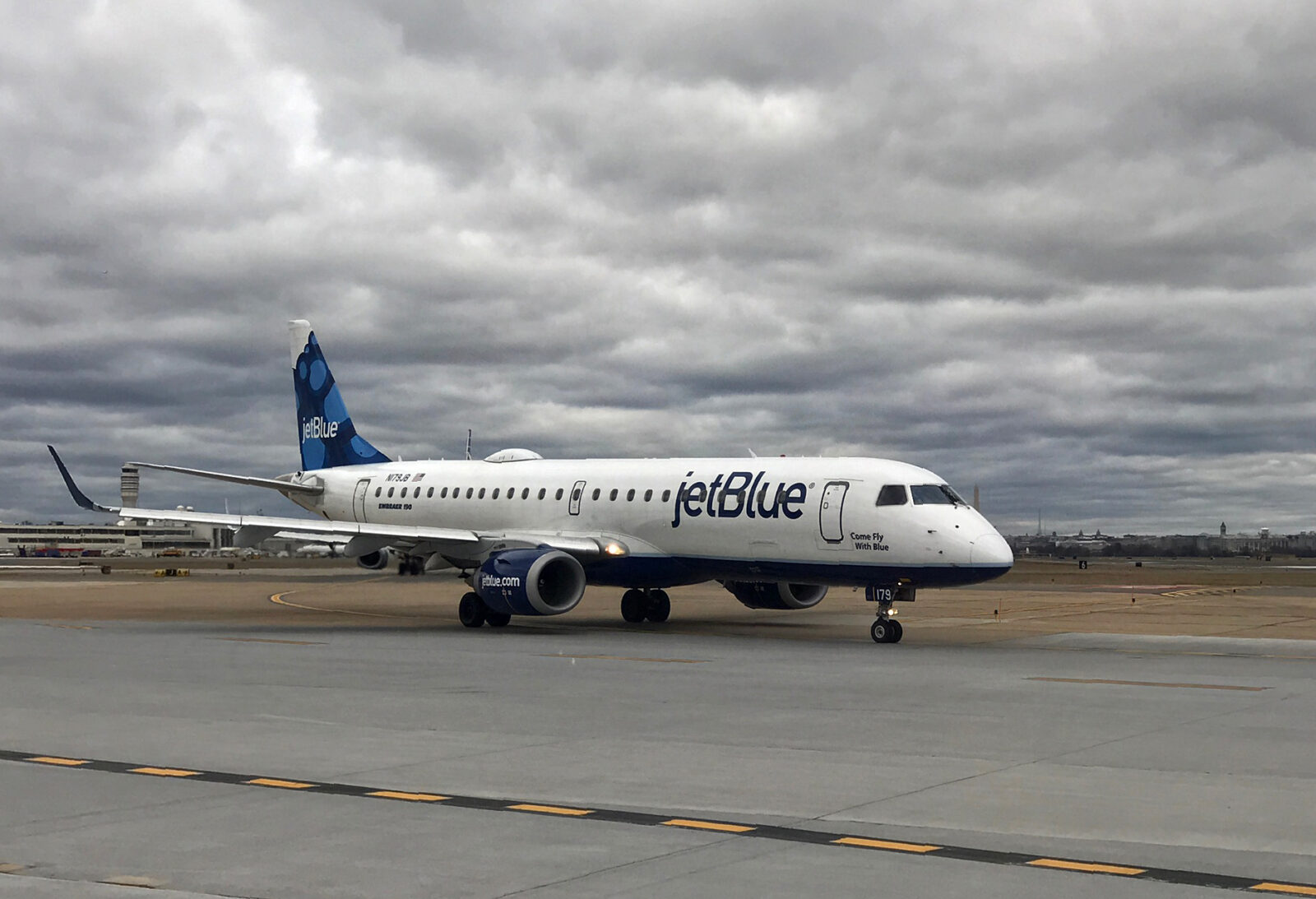 A JetBlue airplane sits on the tarmac waiting for take off at Ronald Reagan Washington National Airport, U.S. (AFP Photo)