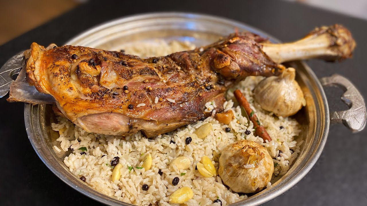 The kuzu tandir (Turkish roasted lamb) is served specially with stuffed rice. (Photo via Youtube)