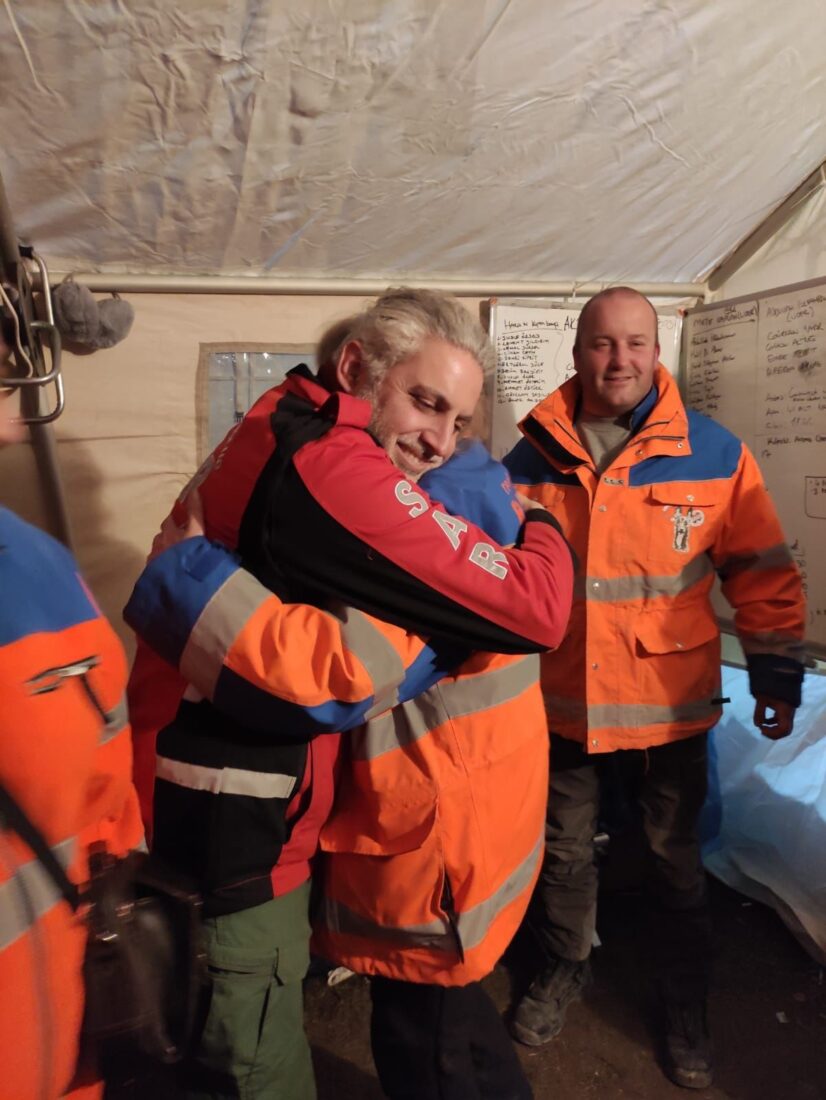 SAR Organization president Erdem Veysel Akin and team leader of SRO Netherlands Louise Smits-Jansen embrace after days of tireless search-and-rescue efforts following the 2023 earthquakes in Türkiye, February 2023. (Courtesy of SAR)