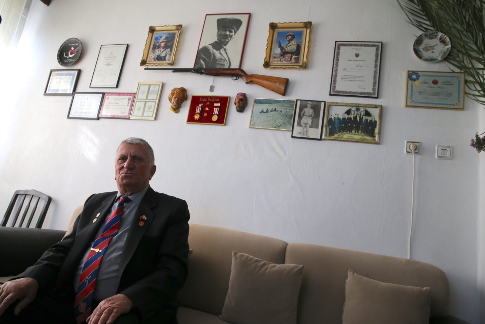 Ferhat Demirkaya, a Cyprus Peace Operation veteran residing in Konya (in photo), recalls his memories from the frontlines and proudly shares the heroism of Turkish soldiers. (AA Photo)