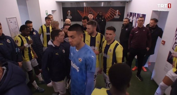 Fenerbahce and Anderlecht players in the changing room following the racist attack against Turkish fans in the tribunes. (Screenshot from TRT1 broadcast)