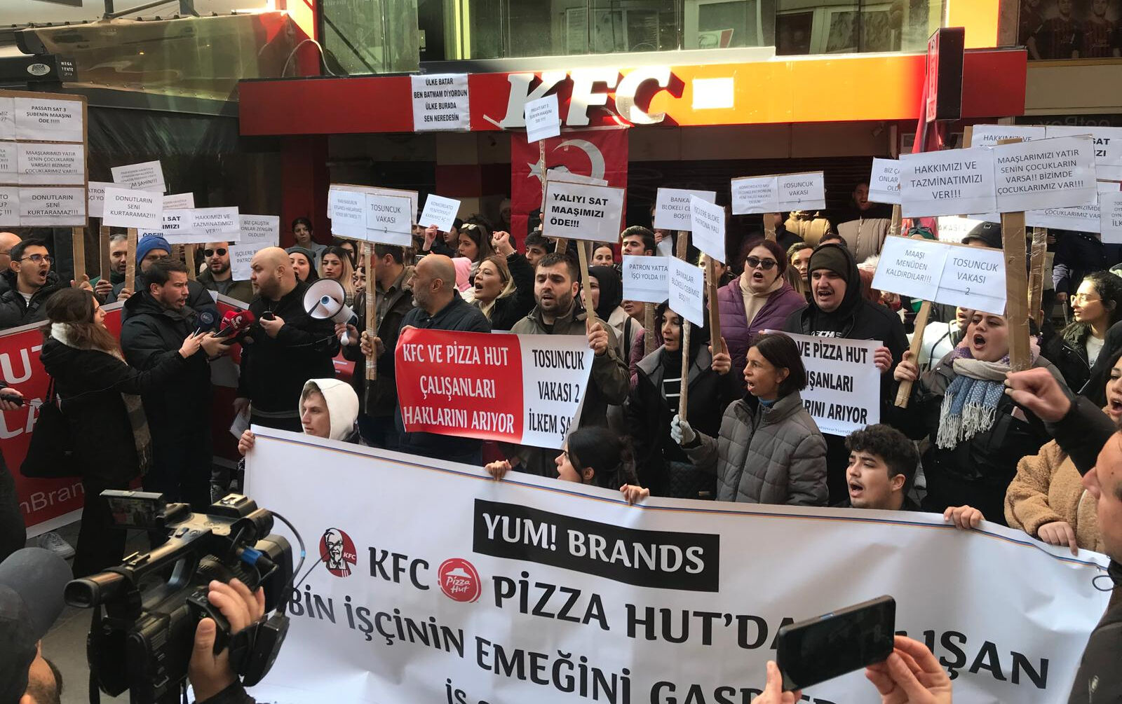 KFC and Pizza Hut workers protest, demanding unpaid wages and compensation following branch closures, in Istanbul, Türkiye, on Feb. 8, 2025. (Photo via turkiyegazetesi.com)