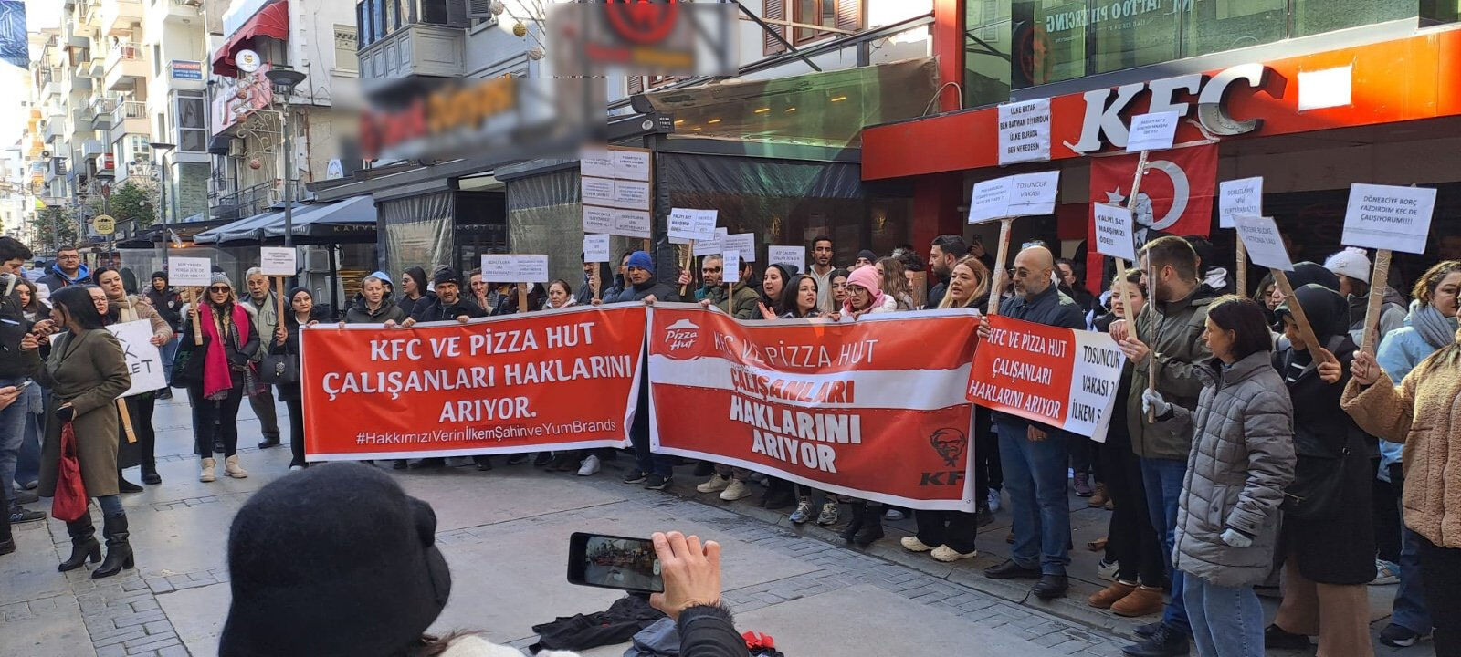 Workers at KFC, Pizza Hut restaurants in Türkiye stage protests over closures