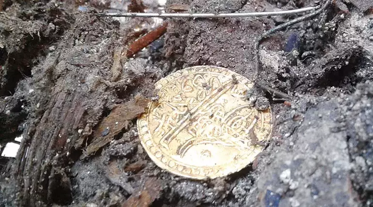 A gold coin from the reign of Sultan Mahmud II discovered during restoration work at Topkapi Palace, Istanbul, Türkiye. (Photo via Topkapi Palace Administration)