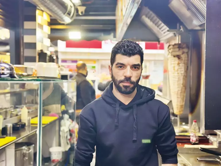 Ayman Khalil (30), an employee at Toshka Restaurant in Istanbul, Türkiye. (Photo via Hurriyet)