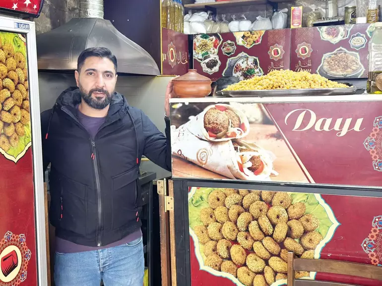 Hamed Gurbal (39), owner of Alkhal Restaurant in Istanbul, Türkiye. (Photo via Hurriyet)