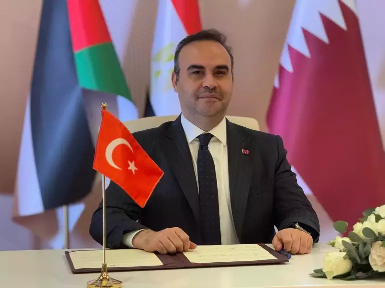 Mehmet Fatih Kacir, Türkiye’s Minister of Industry and Technology, signs the agreement formalizing Türkiye’s participation in the Industrial Partnership for Sustainable Economic Growth in Doha, Qatar, on Feb. 9, 2025. (Photo via bigpara.hurriyet.com.tr)