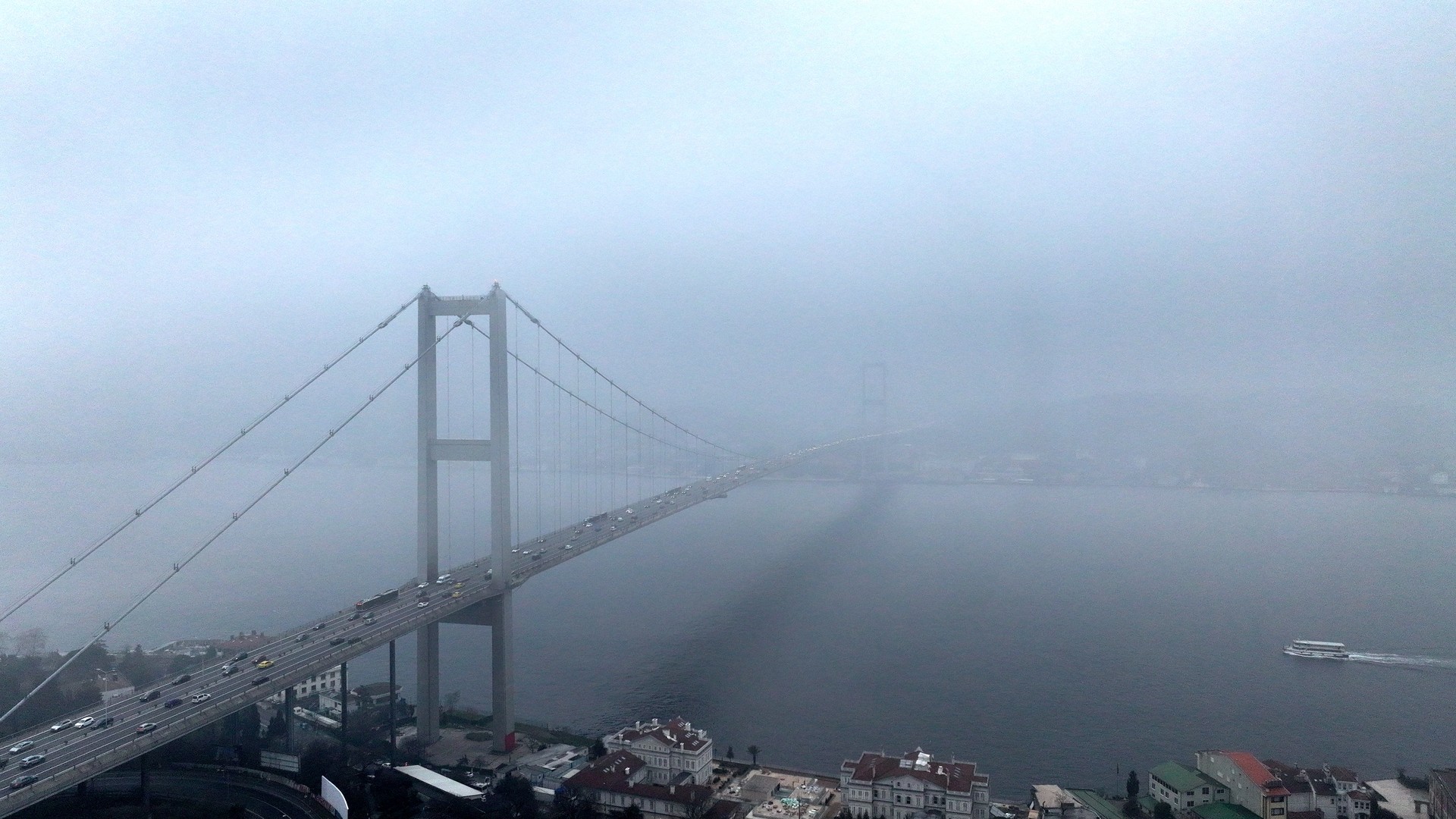 Thick fog disrupts shipping traffic across Bosphorus
