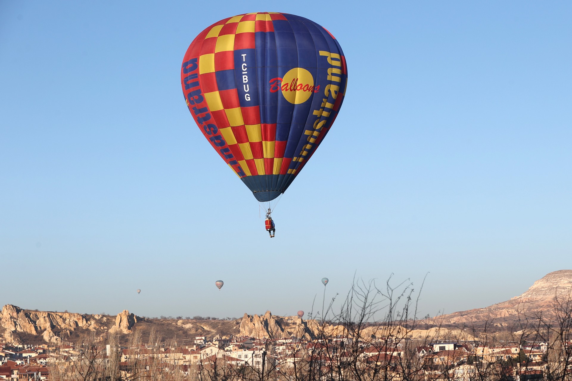 Belgian pilot soars over Cappadocia’s skies in one-person balloon