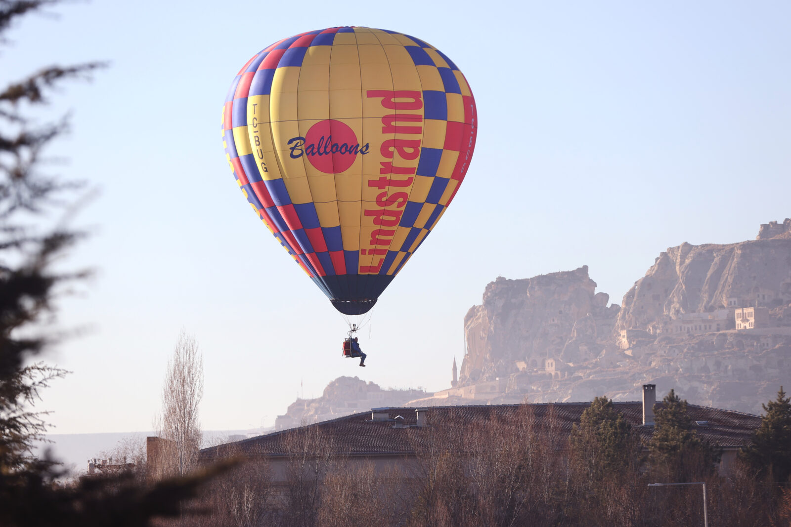 Belgian hot air balloon pilot Geert Van Wolvelaer flies in the Urgup district of Nevsehir, Türkiye, Jan.29, 2025. (AA Photo)