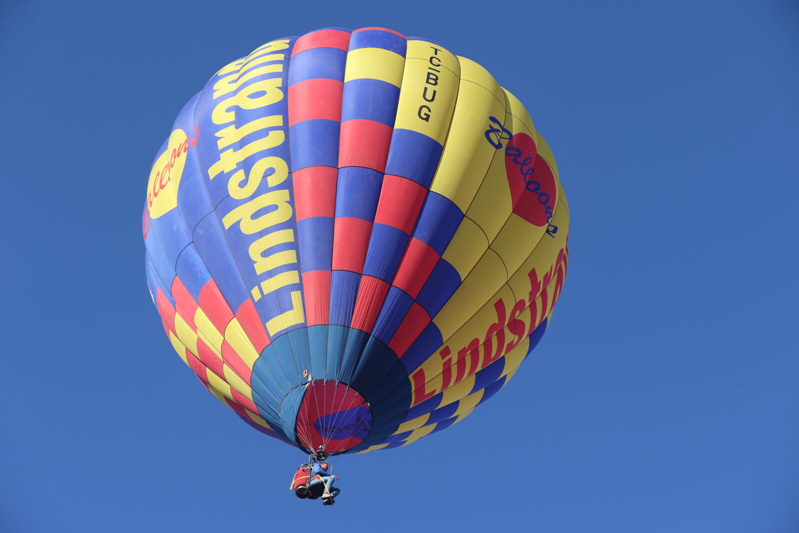 Belgian hot-air balloon pilot Geert Van Wolvelaer flies in the Urgup district of Nevsehir, Türkiye, January 29, 2025. Wolvelaer gets support from his children Jonathan and Jasmin. (AA Photo)