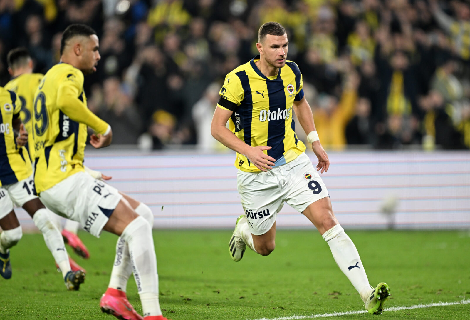 Edin Dzeko (9) of Fenerbahce celebrates after scoring a goal during the Turkish Super lig week 22 football match between Fenerbahce and Caykur Rizespor at Ulker Stadium in Istanbul, Türkiye, Feb. 02, 2025. (AA Photo)