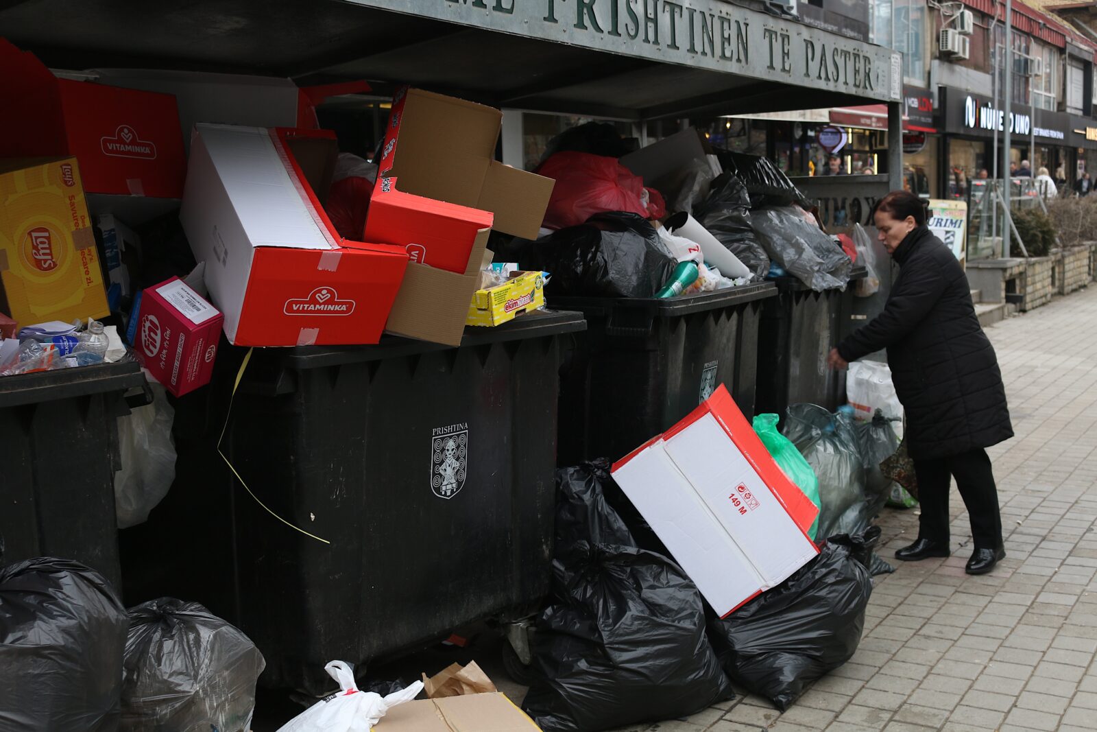 Due to waste management issues in Pristina, Kosovo, some neighborhoods have overflowing trash bins, and many trash cans are not emptied for days (AA Photo)