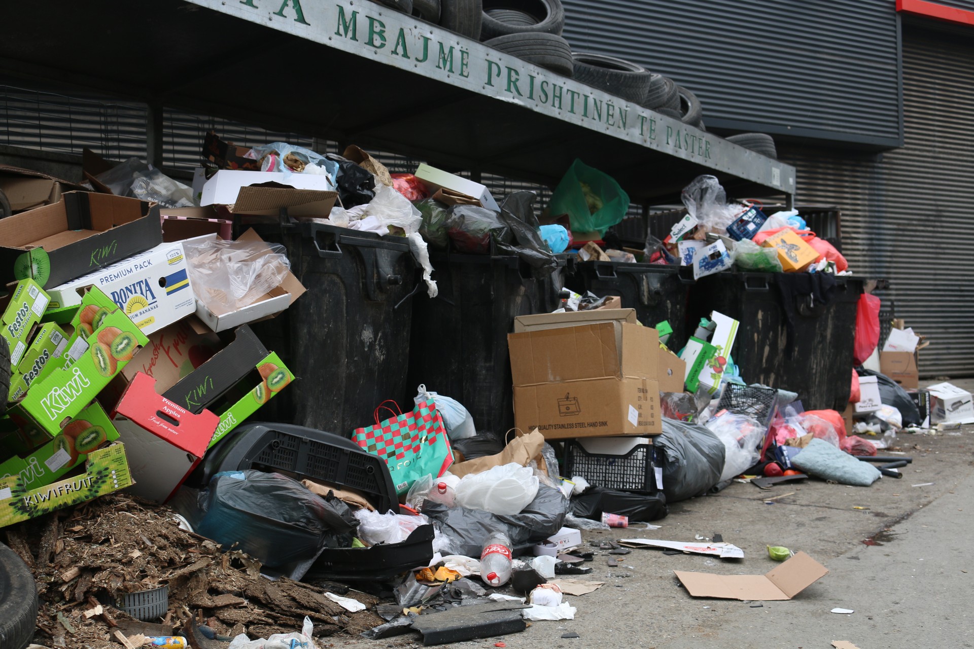 Due to waste management issues in Pristina, Kosovo, some neighborhoods have overflowing trash bins, and many trash cans are not emptied for days (AA Photo)