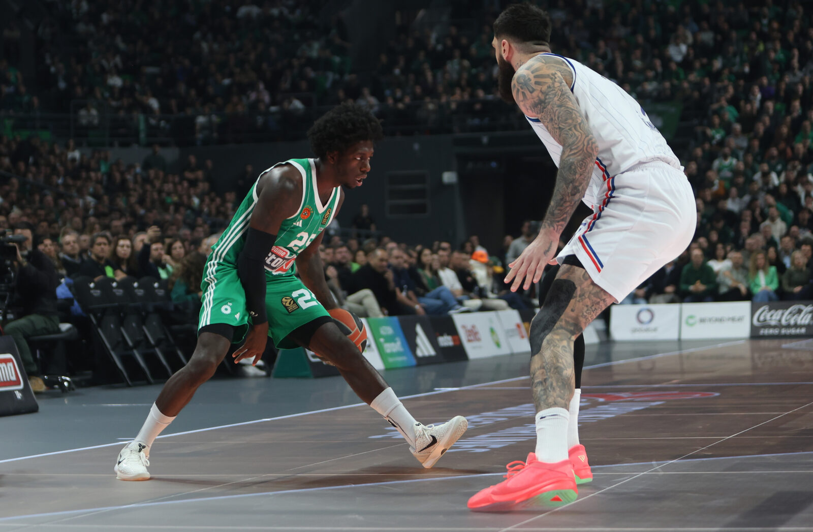 Kendrick Nunn of Panathinaikos AKTOR Athens challenge for the ball against Vincent Poirier, of Anadolu Efes Istanbul during the Euroleague regular season basketball match between Panathinaikos AKTOR Athens and Anadolu Efes Istanbul held at OAKA Altion in Athens, Greece, 6 February 2025. (AA Photo)