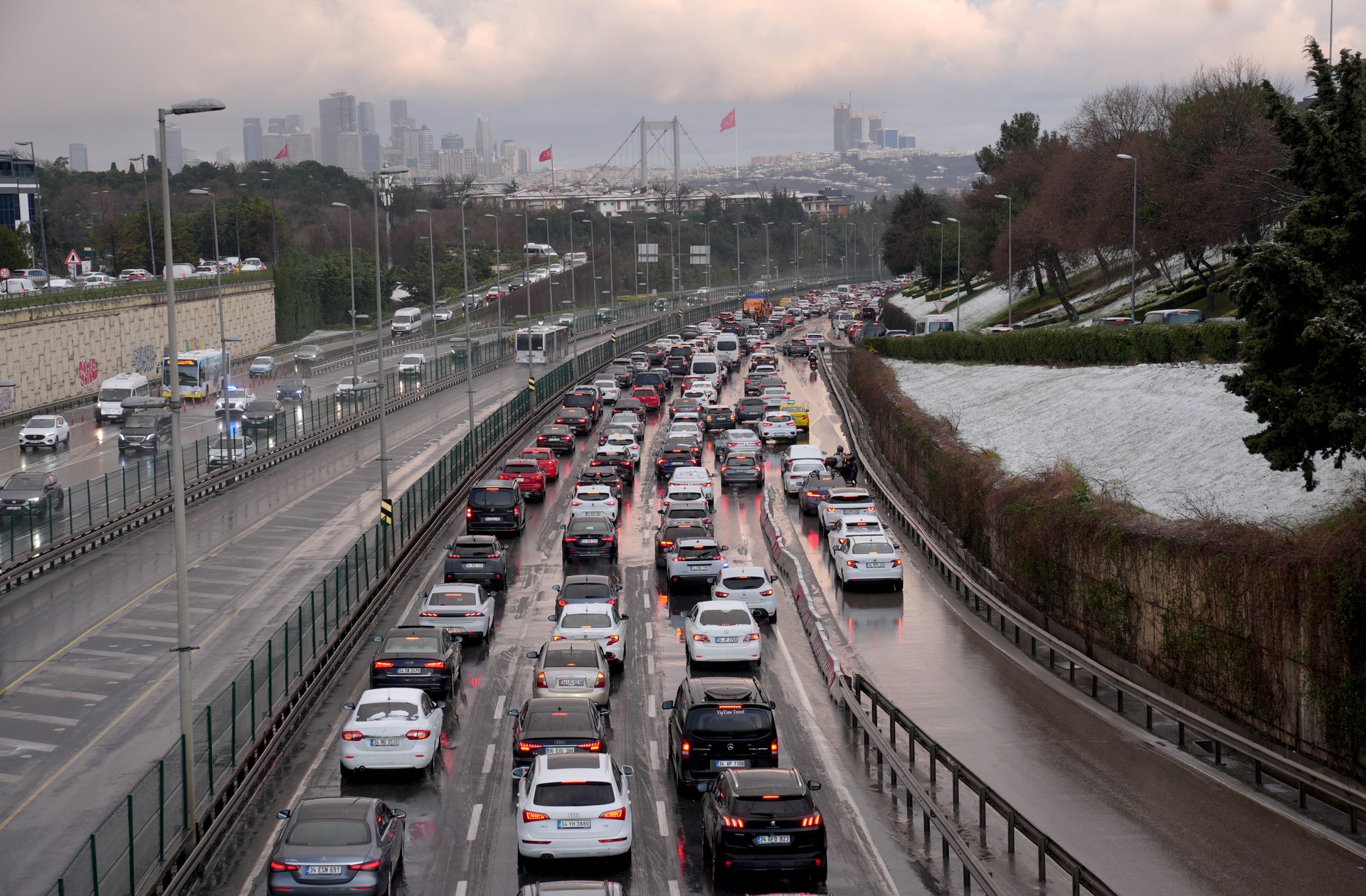 Heavy snowfall in Istanbul leads to traffic chaos, car accidents