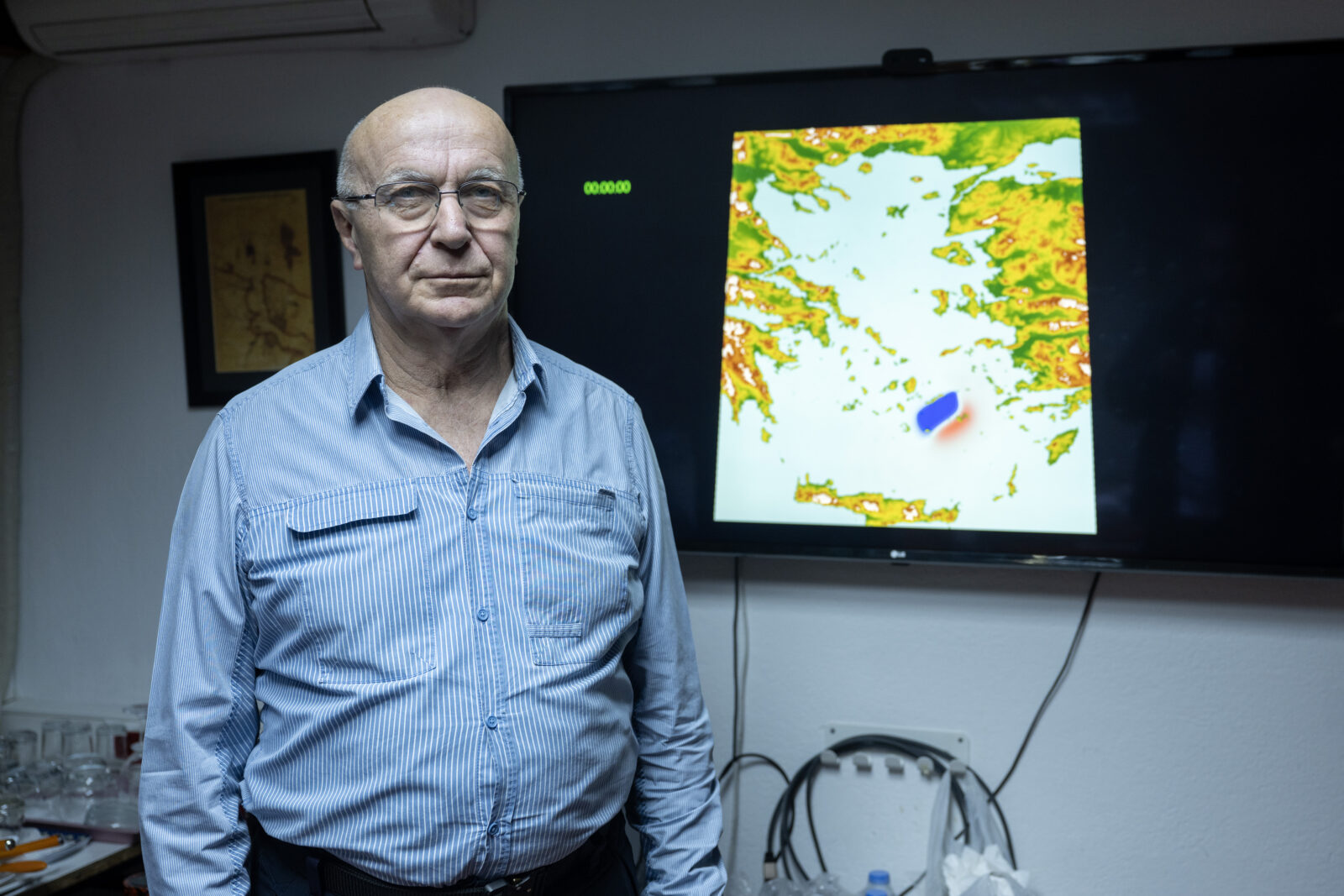 Professor Ahmet Cevdet Yalciner, former Head of the UNESCO North-East Atlantic and Mediterranean Tsunami Warning System, evaluates the possible impacts of the earthquakes and increasing seismic activity recorded on Santorini Island since Jan. 28. (AA Photo)