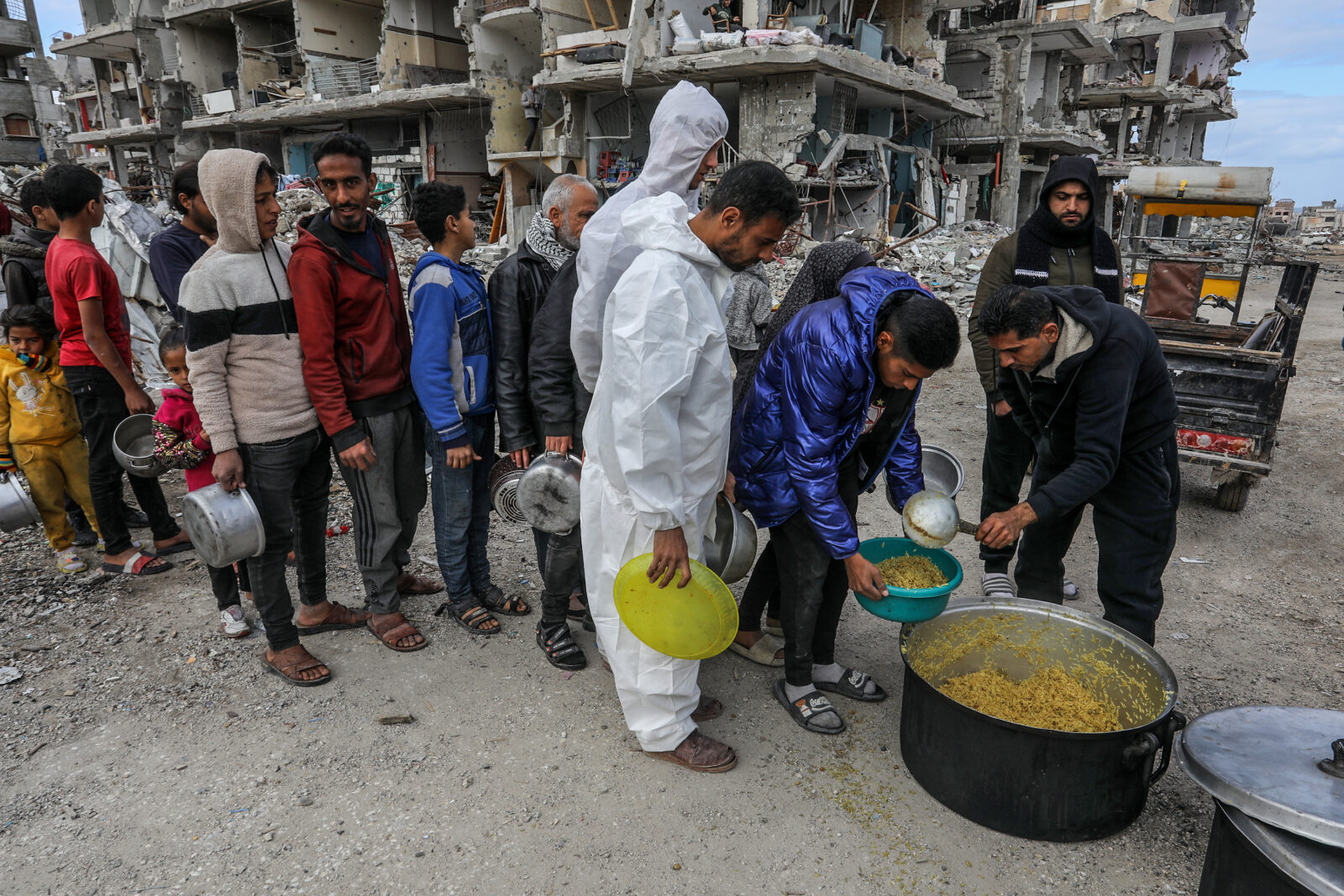 Palestinians receive food distributed by volunteers after the ceasefire in Rafah, Gaza on February 07, 2025. (AA Photo)