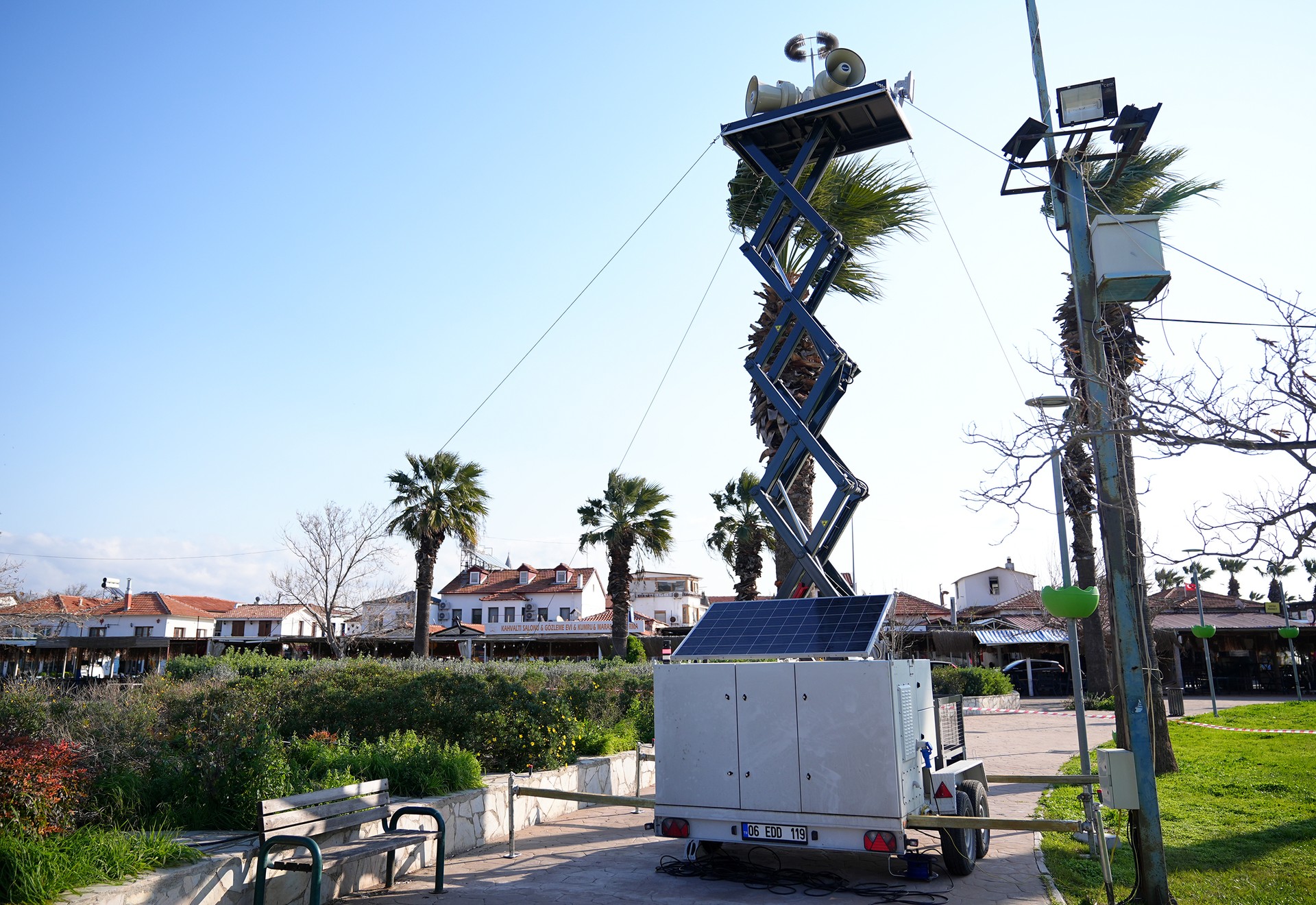 Türkiye installs sirens to warn of tsunami risk as Santorini earthquakes continue