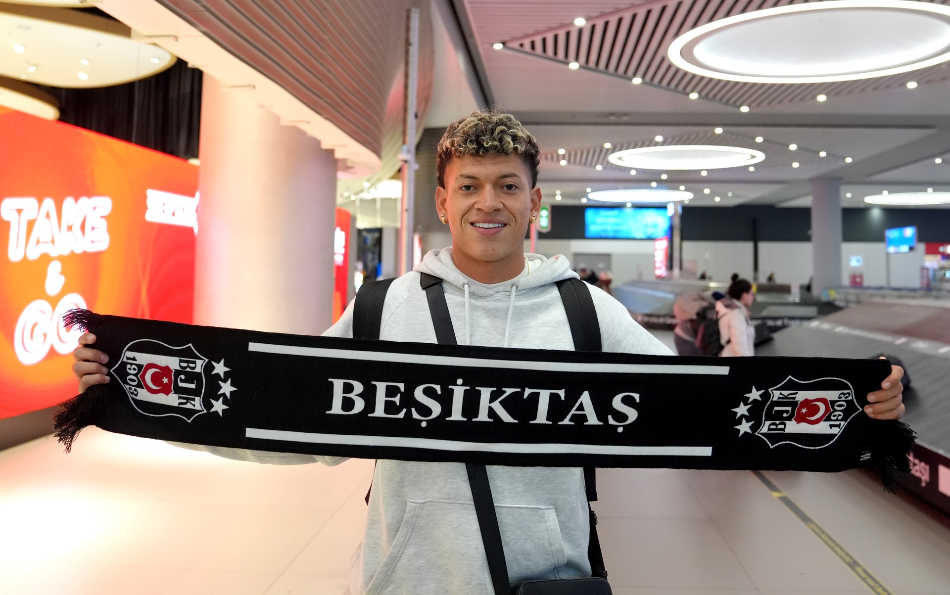 Besiktas signs Colombian midfielder Elan Ricardo