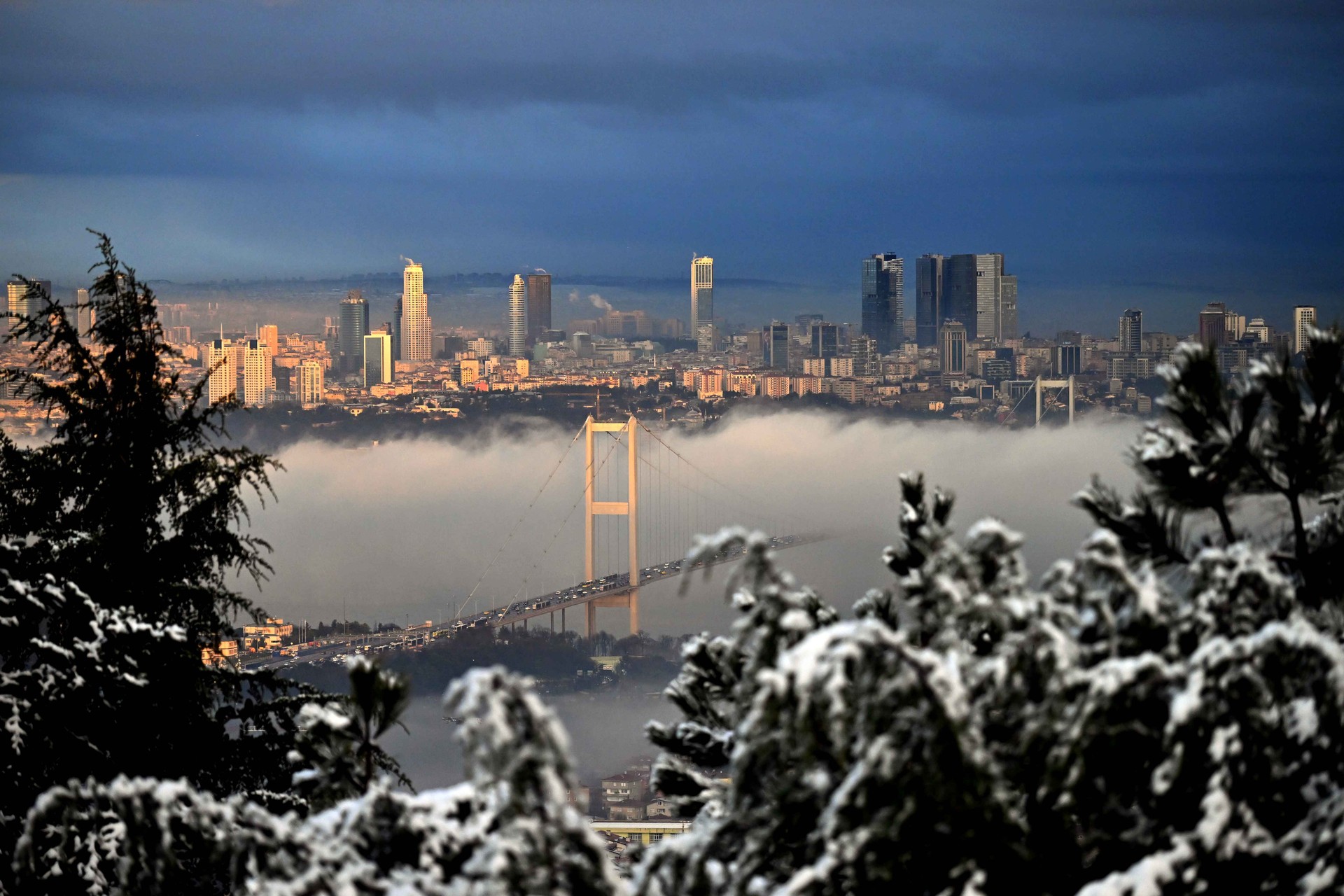 Snowfall in Istanbul: Schools closed, flights canceled, roads icy, warnings issued