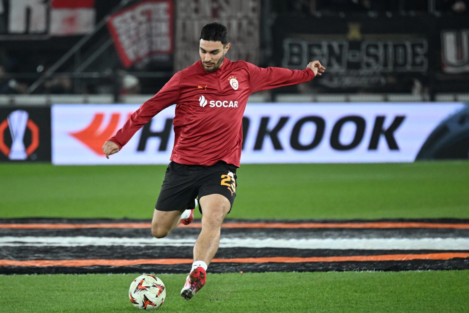 Kaan Ayhan of Galatasaray warms up ahead of the UEFA Europa League knockout round play-off first leg football match between AZ Alkmaar and Galatasaray at the AFAS Stadium in Alkmaar, Netherlands on Feb. 13, 2025. (AA Photo)