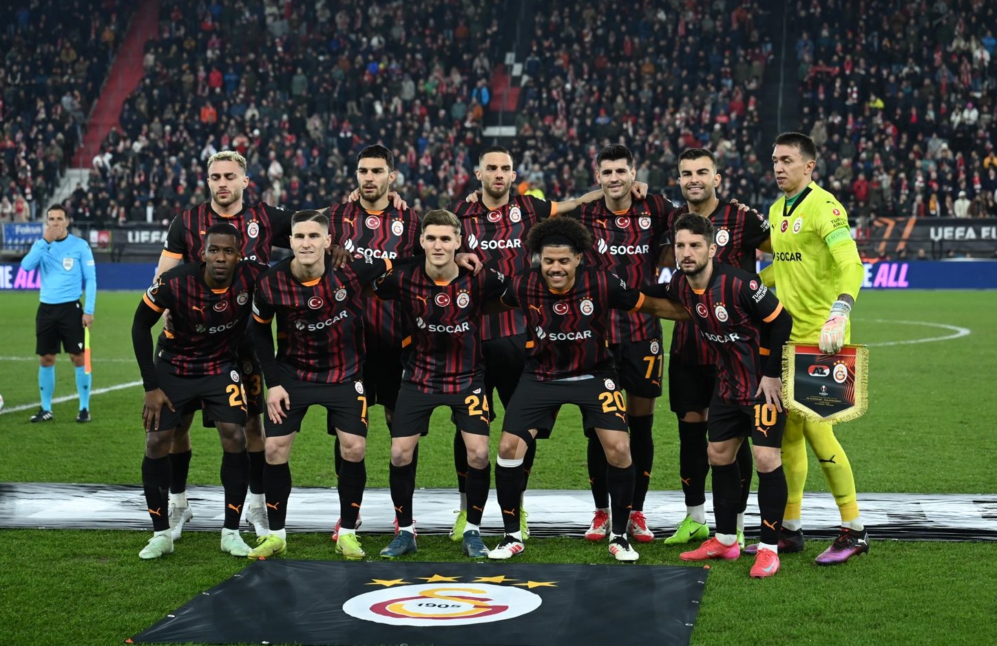 Galatasaray players take a photo before the first match against AZ Alkmaar in UEFA Europa League Round of 16 play-offs (AA Photo)