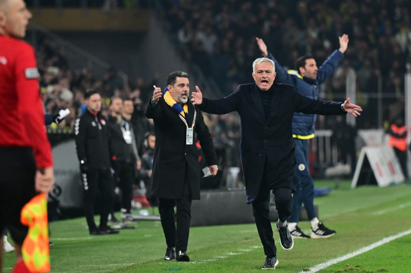 Fenerbahce head coach Jose Mourinho objects to the assistant referee after a position during the Turkish Super Lig week 24 match between Fenerbahce and Kasimpasa at Ulker Stadium in Istanbul, Türkiye, Feb. 16, 2025. (AA Photo)