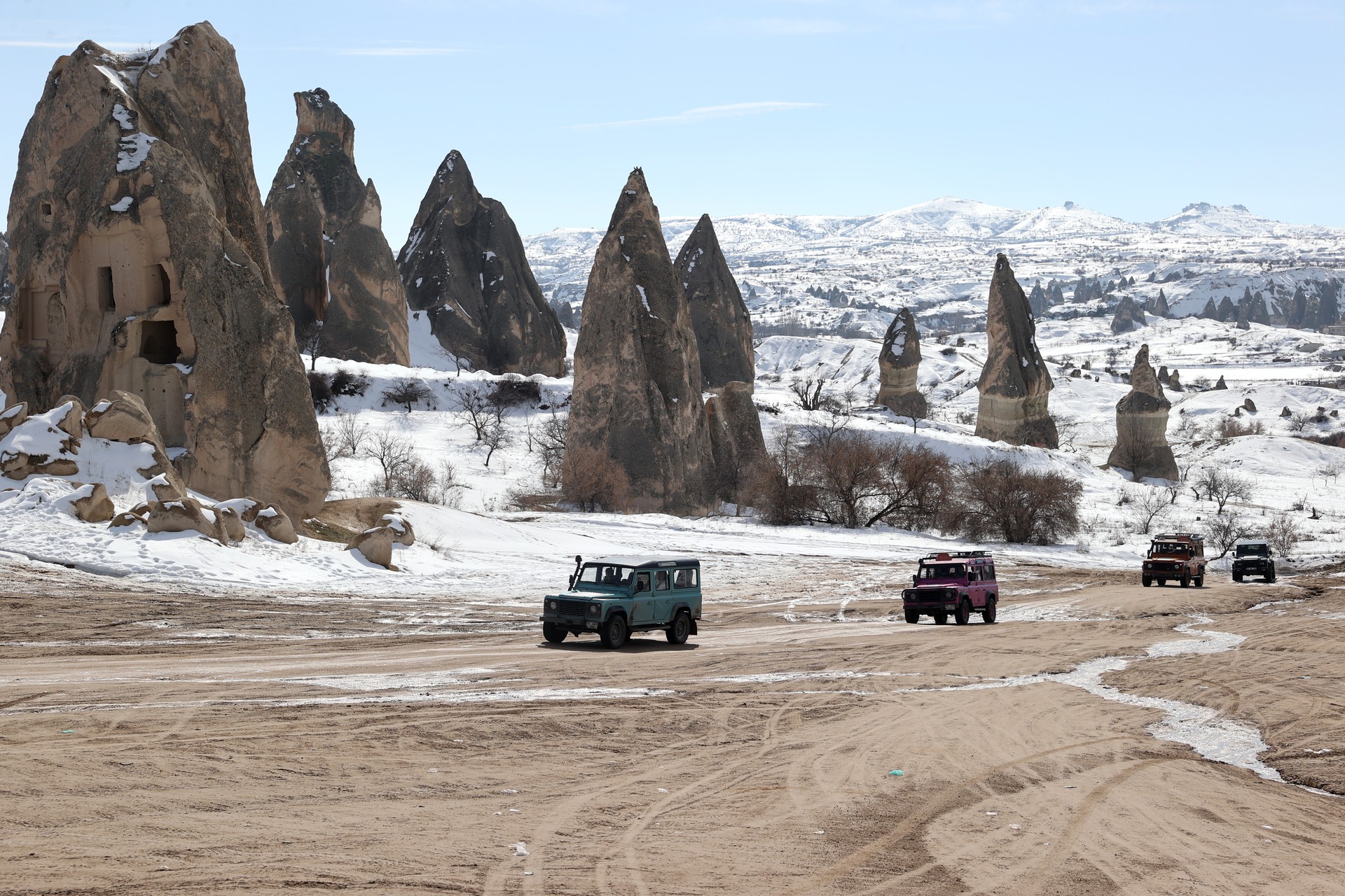 Adverse weather redirects tourists in Cappadocia to jeep safaris instead of hot air balloon